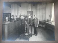 Prenten Adlib\P11623-05.jpg; P11623-01; Foto in albumPhoto in album; Fotoalbum opening Ned. Historisch Natuurwetenschappelijk MuseumFotoalbum opening Ned. Historisch Natuurwetenschappelijk Museum